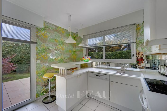 Image No.8-5 Bed House for sale