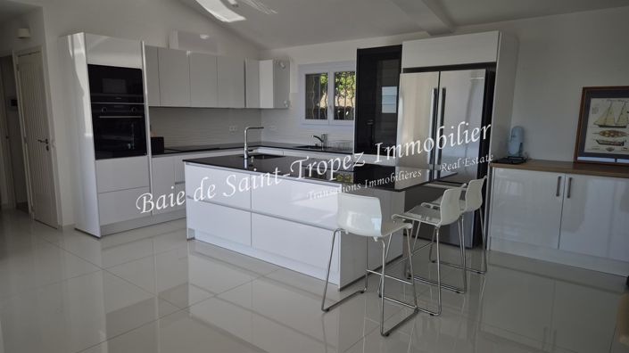 Image No.8-5 Bed House for sale