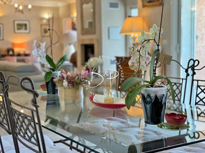 Image No.8-6 Bed House for sale