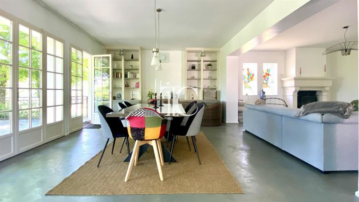 Image No.8-5 Bed House for sale