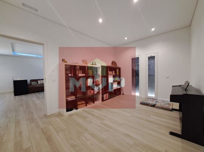 Image No.11-5 Bed House for sale