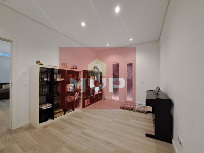 Image No.12-5 Bed House for sale