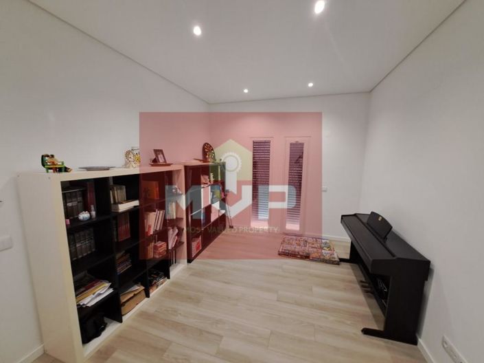 Image No.13-5 Bed House for sale