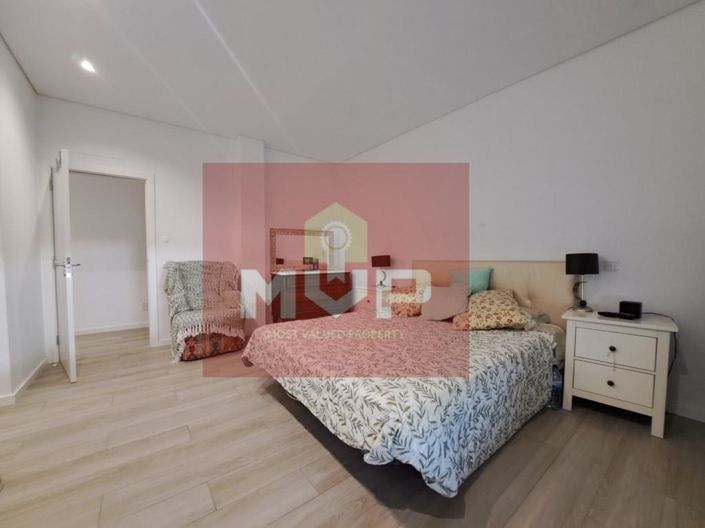 Image No.16-5 Bed House for sale