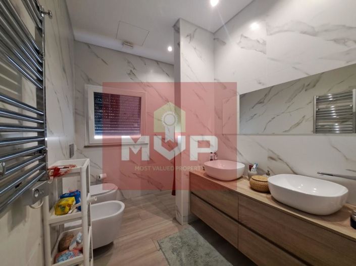 Image No.18-5 Bed House for sale