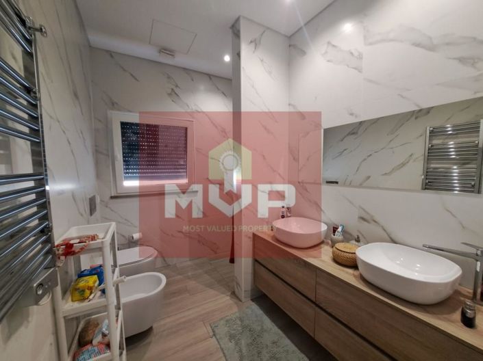 Image No.19-5 Bed House for sale