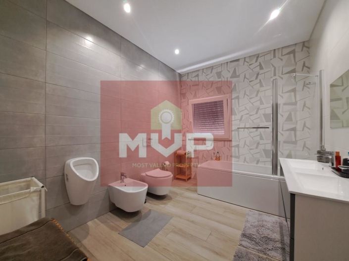 Image No.23-5 Bed House for sale