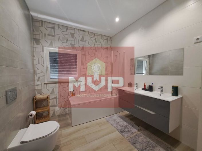 Image No.25-5 Bed House for sale