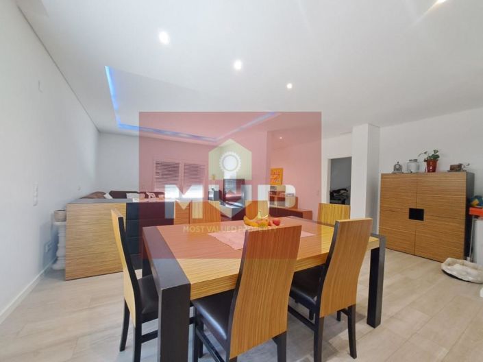 Image No.8-5 Bed House for sale