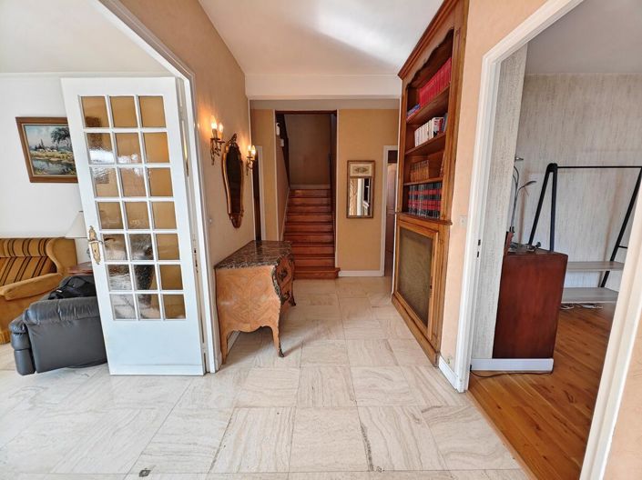 Image No.2-5 Bed House for sale