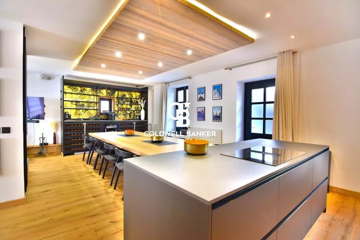 Image No.1-8 Bed House for sale