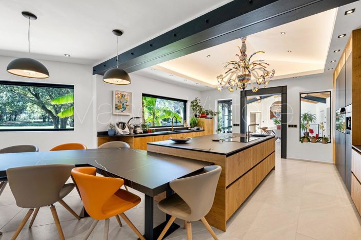 Image No.12-8 Bed House for sale