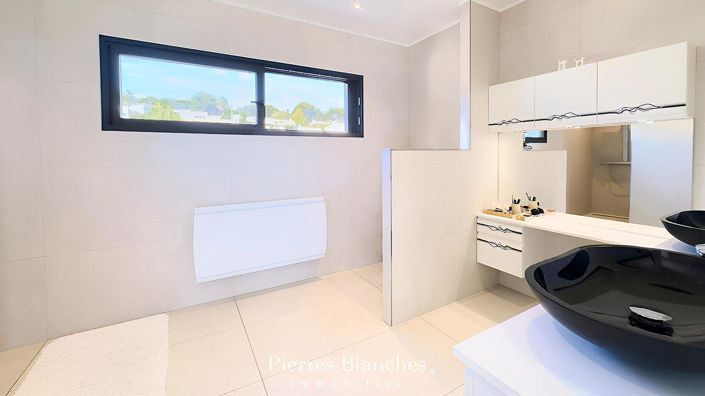 Image No.9-5 Bed House for sale