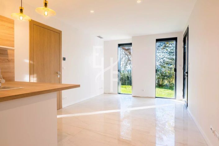 Image No.10-5 Bed House for sale