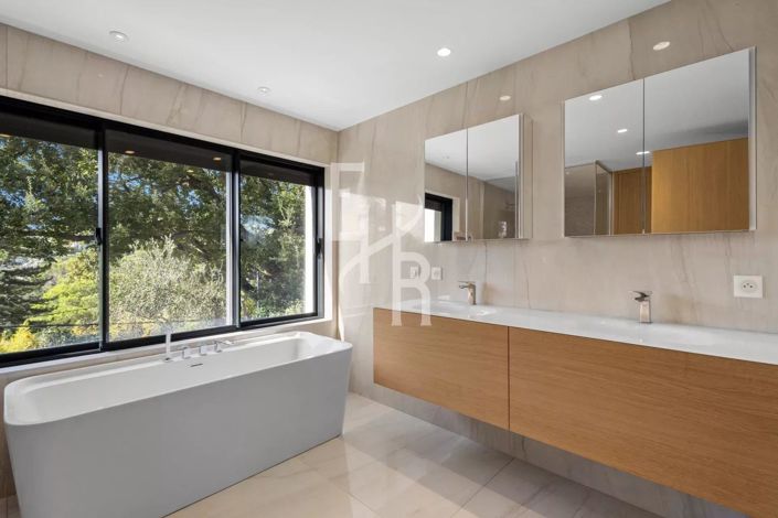 Image No.27-5 Bed House for sale