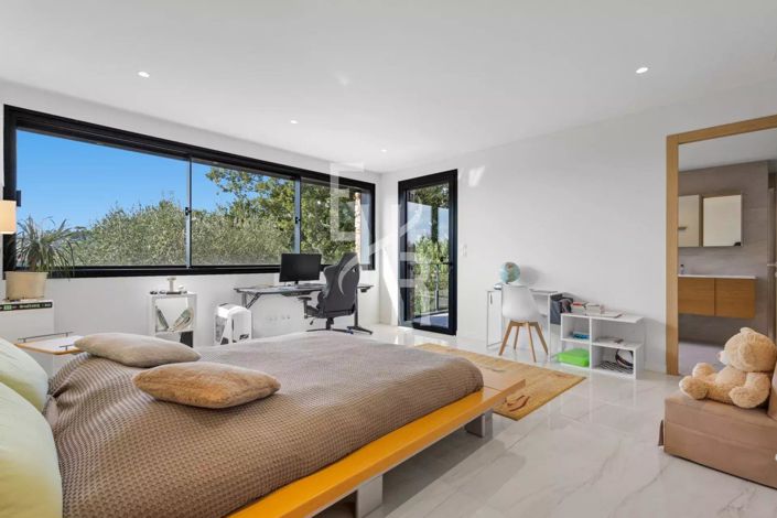 Image No.44-5 Bed House for sale