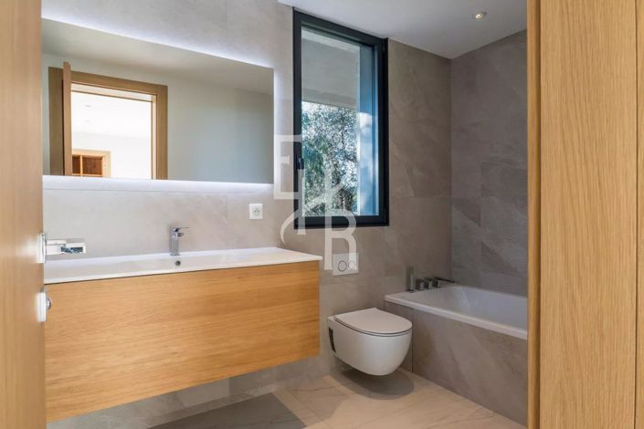 Image No.8-5 Bed House for sale