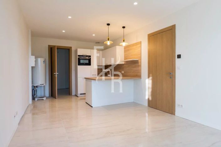 Image No.9-5 Bed House for sale