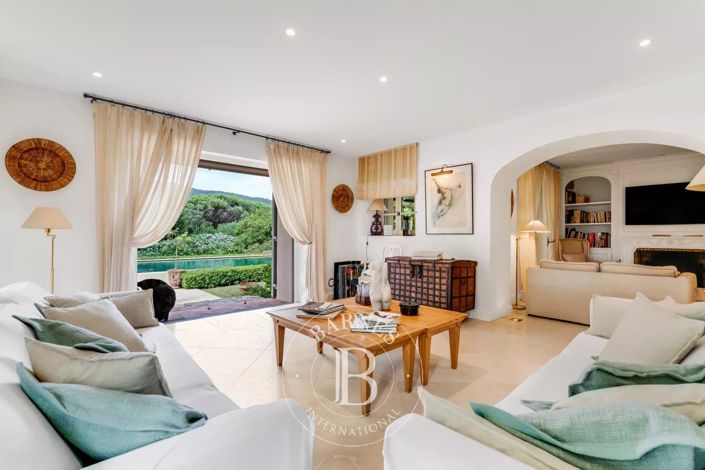 Image No.3-10 Bed House for sale