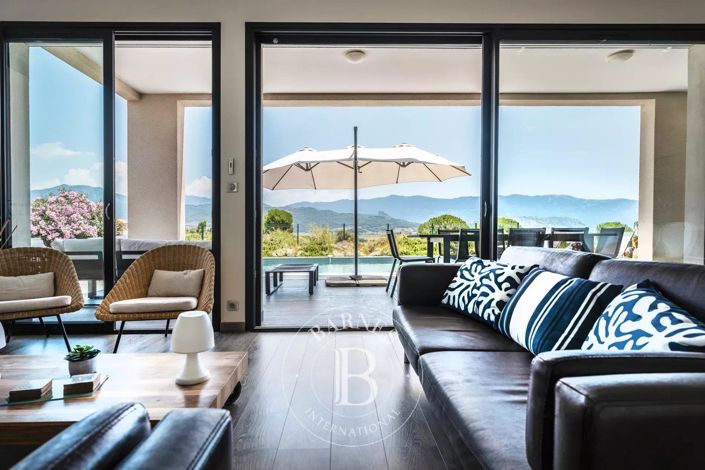 Image No.6-5 Bed House for sale