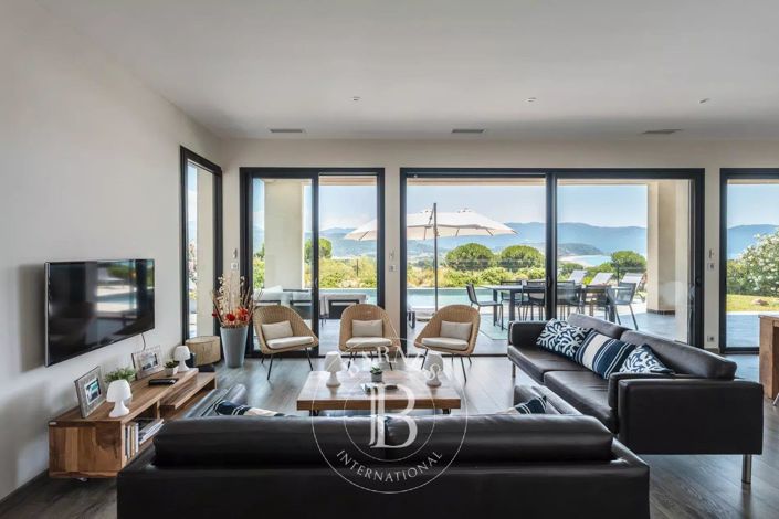 Image No.7-5 Bed House for sale