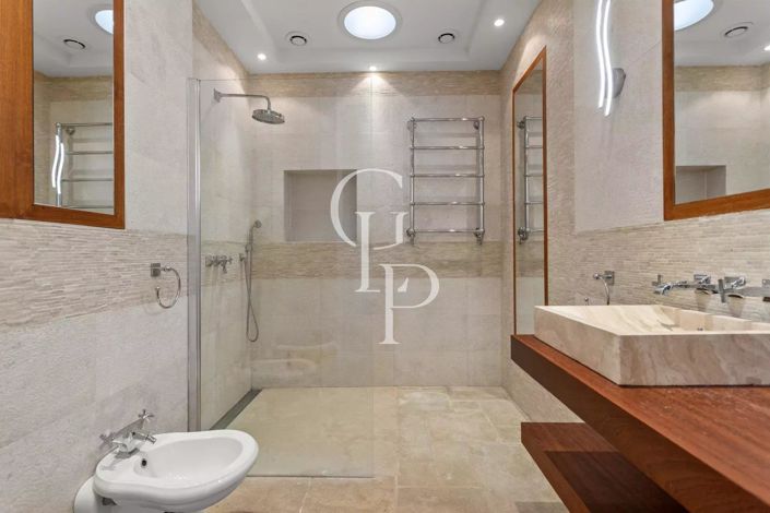 Image No.20-6 Bed House for sale