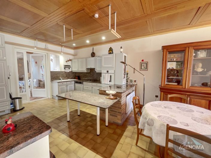 Image No.3-4 Bed House for sale