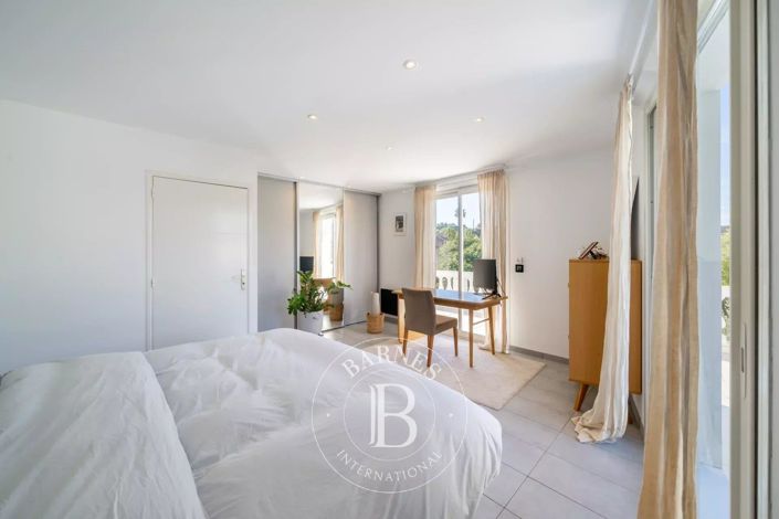 Image No.6-5 Bed House for sale