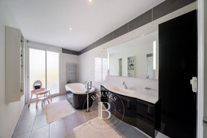 Image No.7-5 Bed House for sale