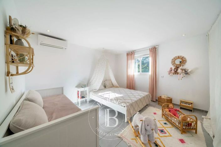 Image No.8-5 Bed House for sale