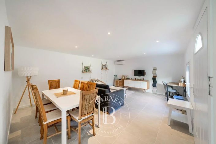 Image No.9-5 Bed House for sale