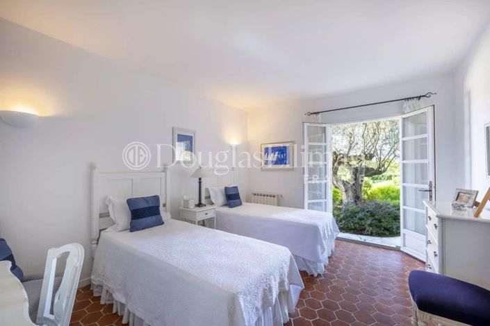 Image No.17-8 Bed House for sale