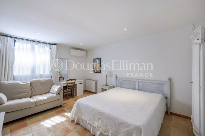 Image No.18-8 Bed House for sale