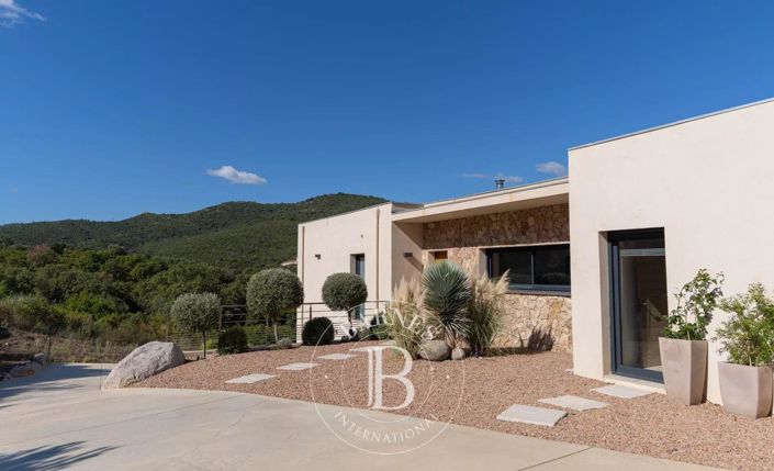 Image No.15-3 Bed House for sale