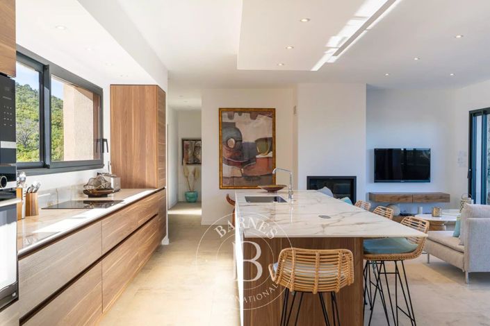 Image No.8-3 Bed House for sale