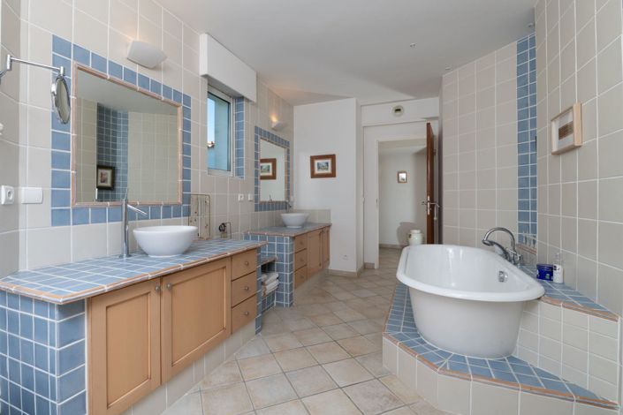 Image No.10-5 Bed House for sale