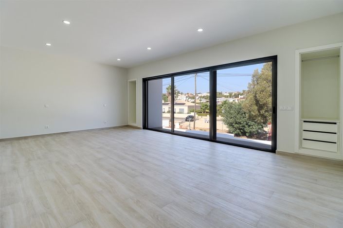 Image No.14-3 Bed House for sale