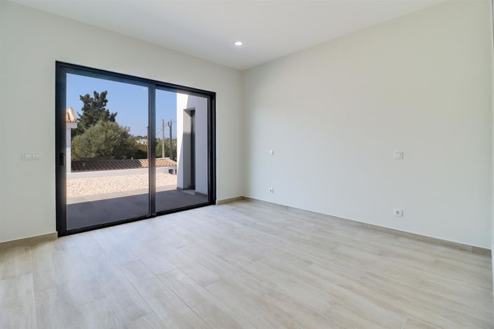 Image No.19-3 Bed House for sale