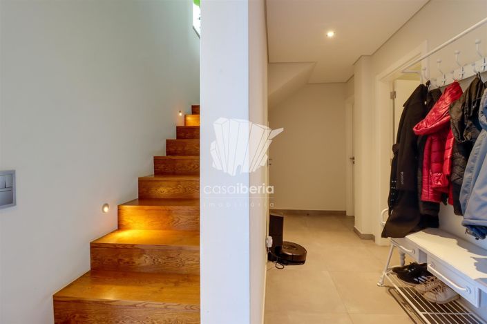 Image No.8-4 Bed House for sale