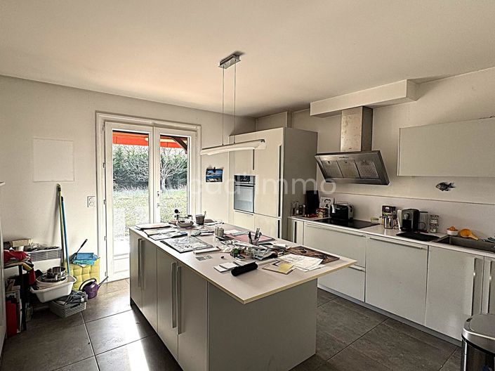 Image No.2-4 Bed House for sale