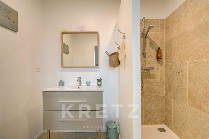 Image No.8-6 Bed House for sale