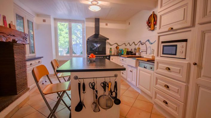 Image No.9-5 Bed Property for sale