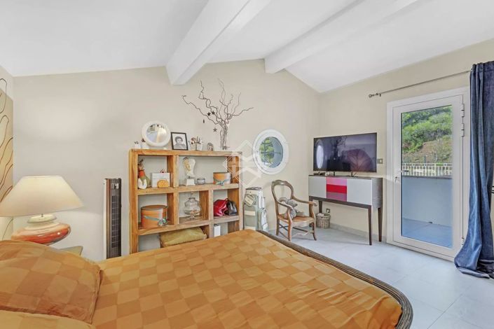 Image No.10-6 Bed House for sale