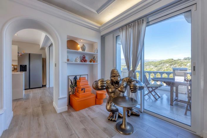 Image No.8-6 Bed House for sale