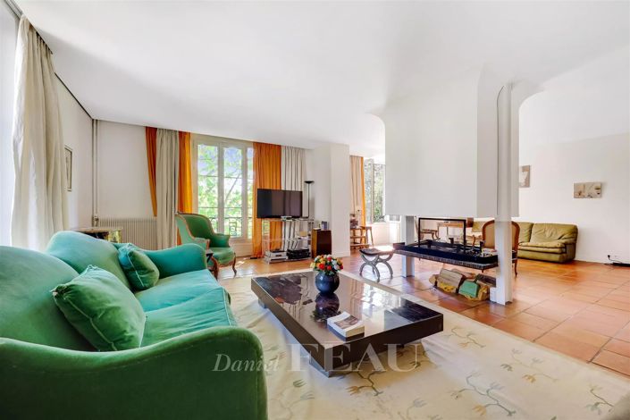 Image No.7-10 Bed House for sale