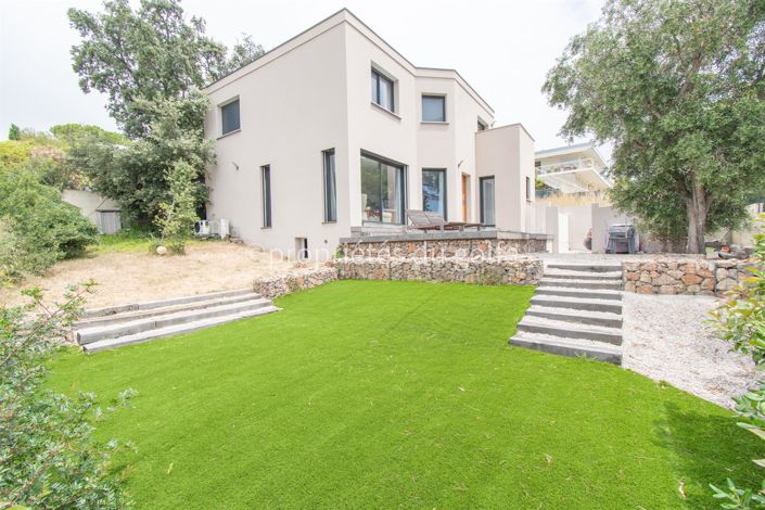 Image No.2-4 Bed House for sale