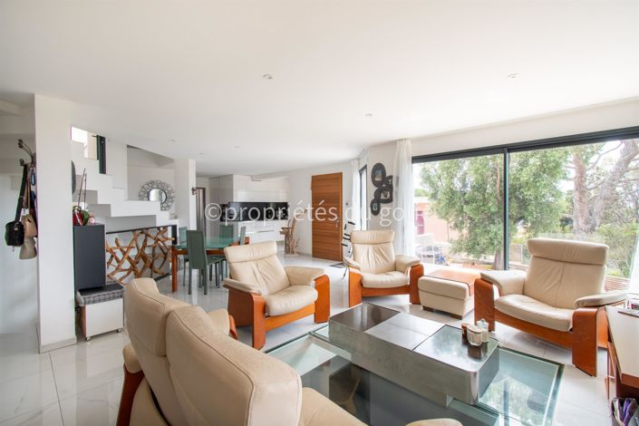 Image No.6-4 Bed House for sale