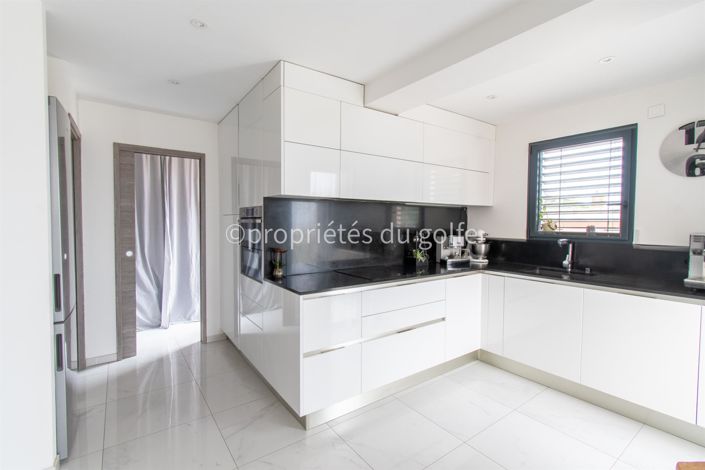 Image No.8-4 Bed House for sale