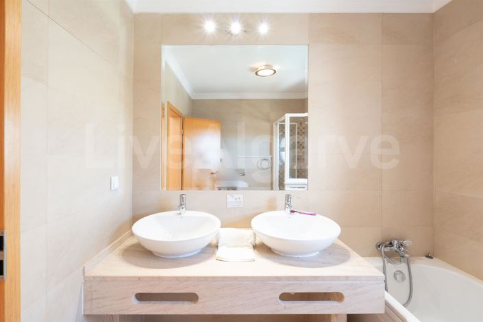 Image No.30-4 Bed House for sale