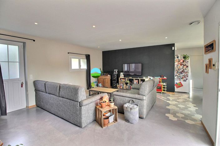 Image No.8-5 Bed House for sale